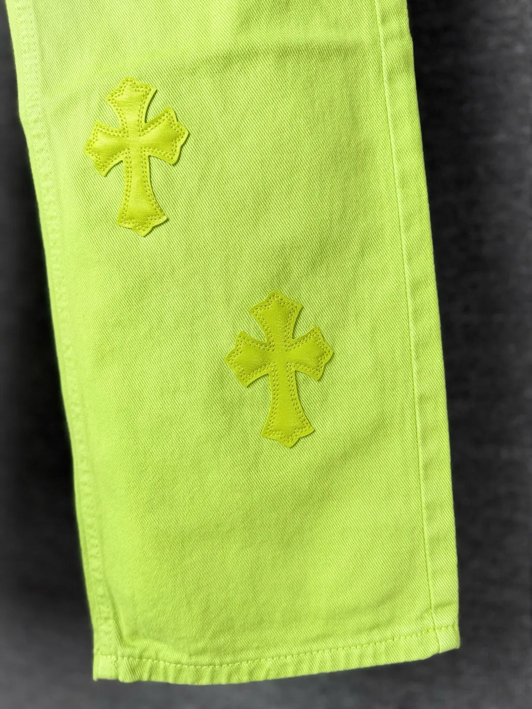 P270 💰 (Top version) Chrome hearts CH green cow king Yang Mi same style sex recods limited green cow jeans Really restores the ultimate texture of Vintage Special Italian cowhide printing and cutting Customized sheepskin three-layer thick line leather The whole body is spliced in heavy water washing process Craftsmen hand-splash ink You can see the details Three-dimensional cutting version Loose and comfortable, not picky about the figure Look taller and thinner Large factory Seiko Original factory quality control Same style for men and women. Can be matched with couples. Versatile recommendation. Must-have jeans for all seasons. Color: green Size: 28-30-32-34 (corresponds to S-M-L-XL)